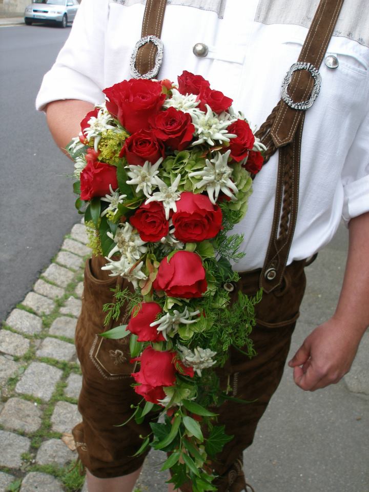 Brautstrauß Rosen & Edelweiss. Blumen Schoetz.