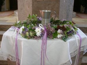 Taufbecken-Blumenschmuck